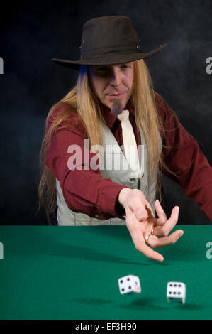 Mann rollende Würfel Stockfoto