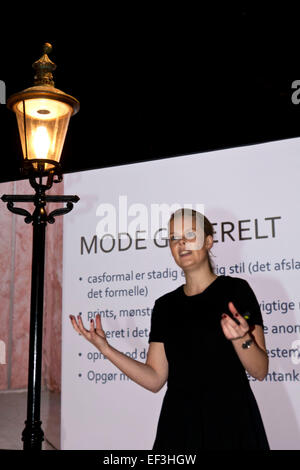 Kopenhagen, Dänemark. 26. Januar 2015. Trend-Experte, Bettina William Pedersen aus Pej-Gruppe, präsentiert bei Copenhagen International Fashion Fair die Analyse hinter Farben und Formen für den Herbst und winter 15/16 Mode. "Die Farben werden leicht und heruntergespielt und Formen werden die formalen/Klassiker mit den voluminösen kombinieren. Dies spiegelt den Bedarf an Ruhe und Anonymität und eine Rebellion gegen die Digitalisierung 27/7 zu erreichen. Es gibt eine Stille Verschmelzung von Stilen, Rebellen, Jahreszeiten und Geschlecht", sagte sie. Bildnachweis: OJPHOTOS/Alamy Live-Nachrichten Stockfoto