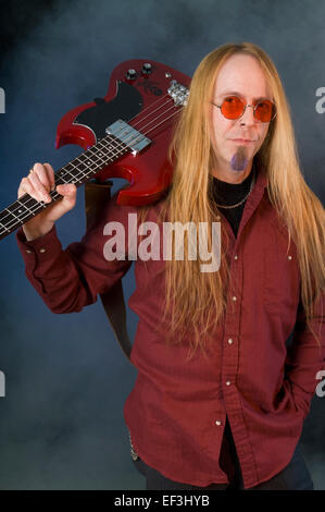 Gitarrist mit Gitarre auf der Schulter Stockfoto