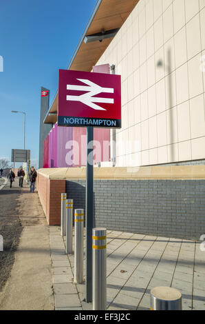 Northampton Station neu (2015) vor dem Eingang Stockfoto