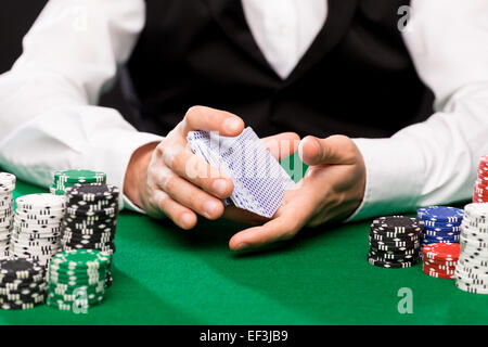 Holdem-Händler mit Spielkarten und Casino-chips Stockfoto