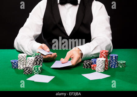 Holdem-Händler mit Spielkarten und Casino-chips Stockfoto