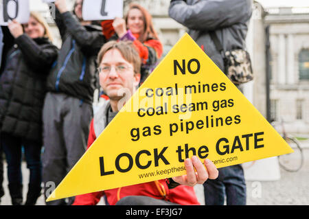 Belfast, Nordirland, Vereinigtes Königreich. 26. Januar 2015. Freunde der Erde halten eine Anti-Fracking-Demonstration vor dem Rathaus von Belfast ab. Kredit: Stephen Barnes/Alamy Live News. Stockfoto