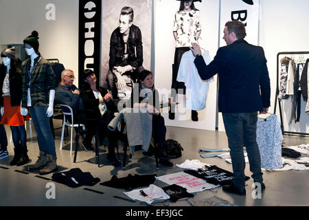 Kopenhagen, Dänemark. 26. Januar 2015. Mode Vertrieb Mann (Foto, rechts) stellt ein Hemd für professionelle Einkäufer bei Copenhagen International Fashion Fair eigenen Ausstellung für Kinder, wo einige 250 Marken vom dänischen Hersteller gezeigt. Foto von Hund'sche Stand Credit: OJPHOTOS/Alamy Live News Stockfoto