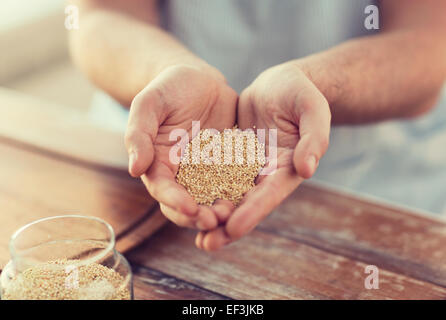 Cloes bis der männlichen hohlen Hand mit quinoa Stockfoto