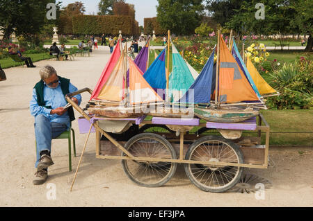 Stall Vermietung Modell Yachten im Jardin Tuileries, Paris, Frankreich. Stockfoto