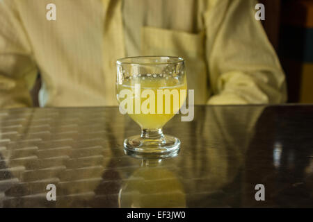 Ein Glas Poncha steht auf einem Tisch auf der Insel Madeira, Portugal. Stockfoto