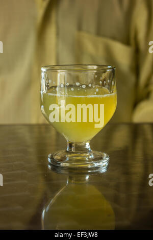 Ein Glas Poncha steht auf einem Tisch auf der Insel Madeira, Portugal. Stockfoto