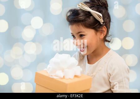 glückliche kleine Mädchen mit Geschenk-box Stockfoto