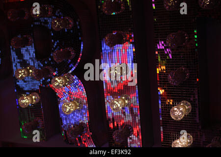 Displays von Neon am späten Chris Braceys Walthamstow Showroom Gottes eigenen Schrottplatz Stockfoto
