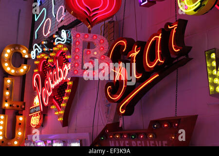 Displays von Neon am späten Chris Braceys Walthamstow Showroom Gottes eigenen Schrottplatz Stockfoto