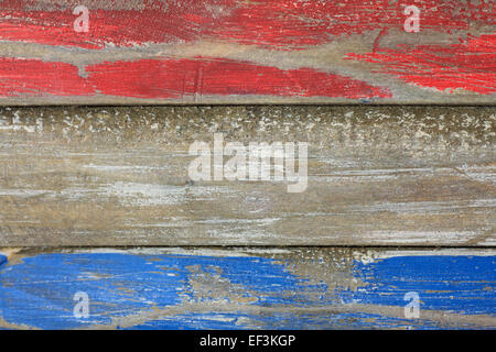 Rot, weiß und blau lackiert auf Alter Holz Stockfoto