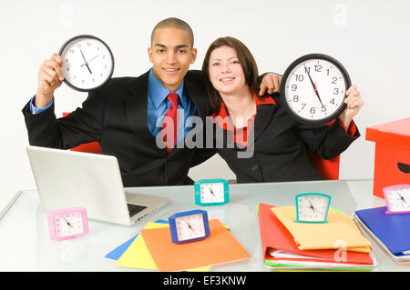 Kollegen halten Uhren Stockfoto