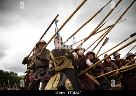 Teilnehmer als schottischen Soldaten, die Teilnahme an einer Kampfszene bei Bannockburn Live bei Bannockburn, Stirlingshire verkleidet. Stockfoto