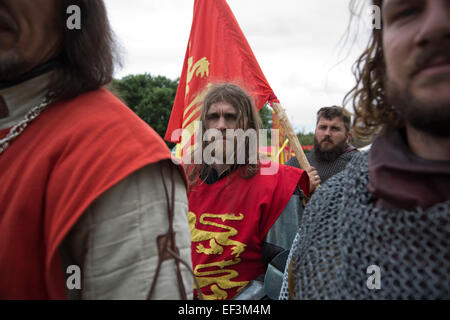 Teilnehmer als Edward II und seine Männer, die Teilnahme an einer Kampfszene bei Bannockburn Live bei Bannockburn, Stirlingshire verkleidet. Stockfoto