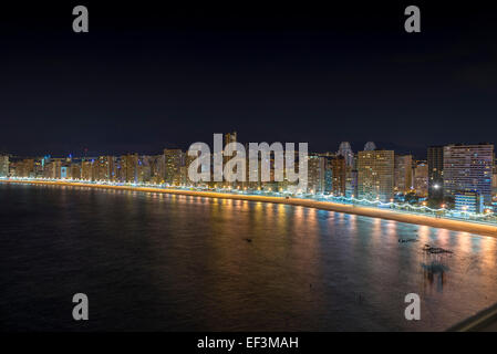 Benidorm Costa Blanca Nacht Panorama Bucht. Blick vom Ende des Levante-Strand. Stockfoto