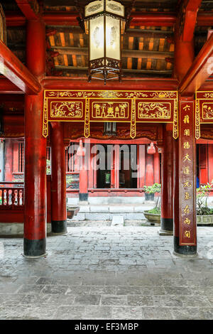 Tür, Dai Tanh Heiligtum, Tempel der Literatur, Hanoi, Vietnam Stockfoto