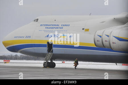 Größte Flugzeug der Welt Antonov An-225 "Mriya", die einzigartige Flugzeug der Welt ist, landete auf dem Leos Janacek Flughafen in Mosnoc, Tschechische Republik, 26. Januar 2015. Antonow An-225 "Mriya" wurde letztmalig in der Tschechischen Republik im Jahr 2006. Antonow An-225 "Mriya", Mosnov zweimal mehr in dieser Woche für die Ladung von gepanzerten Fahrzeugen anreisen, sendet das Tschechische Waffenfabrik nach Afrika. (Foto/Jaroslav Ozana CTK) Stockfoto
