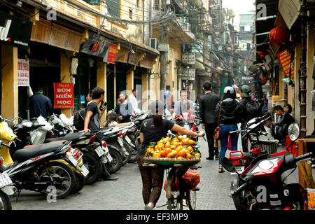 Straßenszene, Altstadt (aka The 36 Straßen), Hanoi, Vietnam Stockfoto