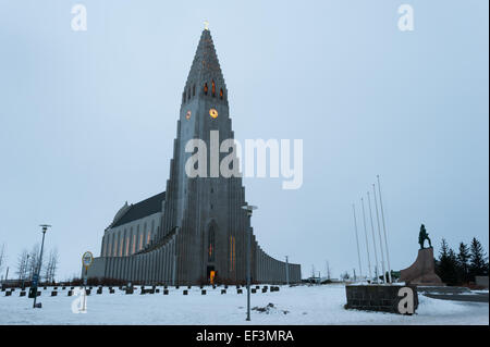 Hallgrímskirkja (Hallgrims Kirche) und die Statue von Leifur Eiríksson, Reykjavik, Island Stockfoto