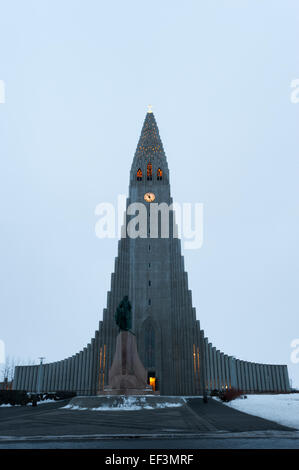 Hallgrímskirkja (Hallgrims Kirche) und die Statue von Leifur Eiríksson, Reykjavik, Island Stockfoto