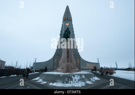 Hallgrímskirkja (Hallgrims Kirche) und die Statue von Leifur Eiríksson, Reykjavik, Island Stockfoto