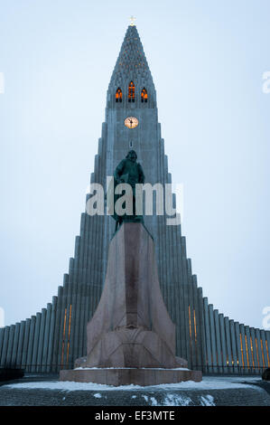 Hallgrímskirkja (Hallgrims Kirche) und die Statue von Leifur Eiríksson, Reykjavik, Island Stockfoto