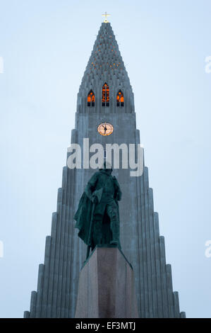 Hallgrímskirkja (Hallgrims Kirche) und die Statue von Leifur Eiríksson, Reykjavik, Island Stockfoto