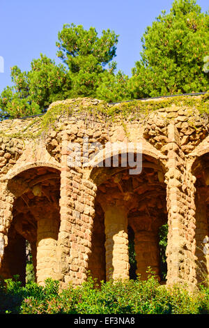 Stein-Spalten. Park Güell. Entworfen vom Architekten Antoni Gaudi. Barcelona, Katalonien, Spanien. Stockfoto