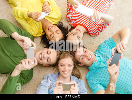 Gruppe von lächelnden Menschen am Boden liegend Stockfoto