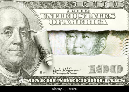 Dollar vs. Yuan - hundert-Dollar-Schein mit Mao von Yuan gerissen Stockfoto