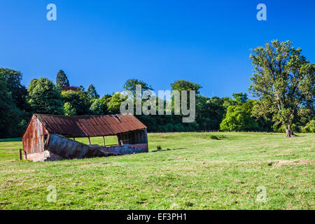 Eine Scheune in einem Feld nahe Devizes in Wiltshire aufgeschlüsselt. Stockfoto