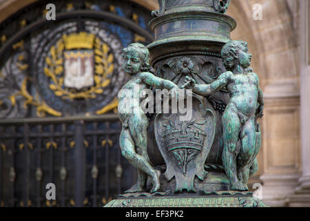 Cherub Zahlen über strassenleuchte am Eingang zum Hotel de Ville, Paris, Frankreich Stockfoto