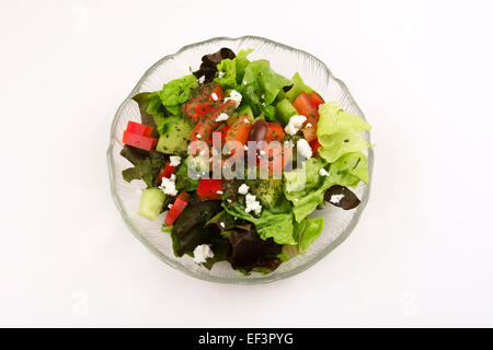 Portion gemischter Salat mit Schafskäse, Salat, Tomaten und Paprika Stockfoto