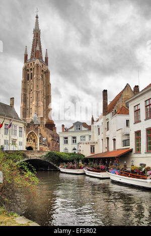 Brügge mit Glockenturm Kirche unserer lieben Frau, Belgien Stockfoto