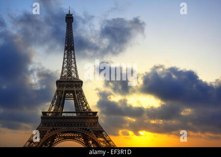 Eiffelturm bei Sonnenuntergang, Paris, Frankreich Stockfoto