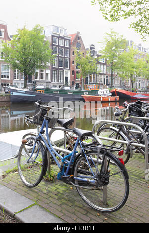 Fahrräder in der Nähe von Kanal in Amsterdam, Holland Stockfoto