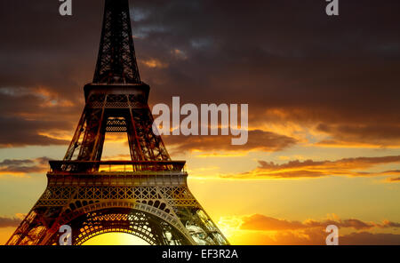 Eiffelturm bei Sonnenuntergang, Paris, Frankreich Stockfoto