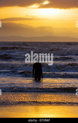 Liverpool, Merseyside, UK. 26. Januar 2015. UK Wetter: ein Blick auf die walisischen Hügel mit Flut und Sonnenuntergang am Crosby Beach. Die andere Stelle zahlen - jeder mit einem Gewicht von 650 Kilo - werden aus wirft der Künstler, Anthony Gormley, eigenen Körper stehen auf dem Strand, alle mit Meerblick. Nachdem ich vorher in Cuxhaven in Deutschland, Stavanger in Norwegen und in De Panne in Belgien gesehen worden, "einem anderen Ort" ist nun ein fester Bestandteil im Vereinigten Königreich. Stockfoto