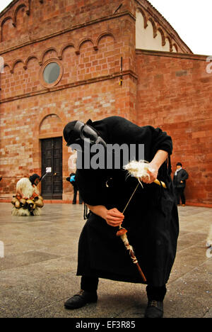 SA Filonzana Maske des Boes und Merdules, alte traditionelle Karneval von Ottana, Barbagia Region, Provinz Nuoro, Sardinien, Italien Stockfoto