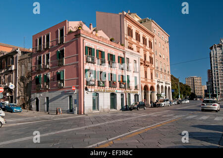 Weitsicht der Stadt Cagliari, der via Roma in der Nähe von touristischen Hafen, Sardinien, Italien Stockfoto