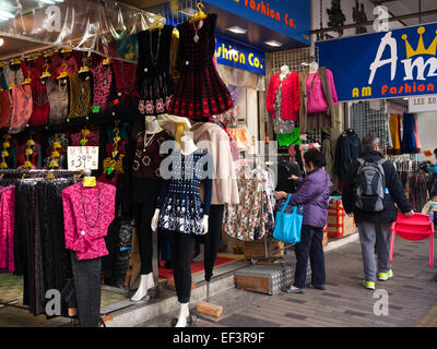 Hong Kong 2015 - Cheung Sha Wan Road-Mode Stockfoto