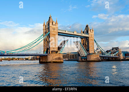 Open Tower Bridge über die Themse auf einen sonnigen Tag, London, England, UK Stockfoto