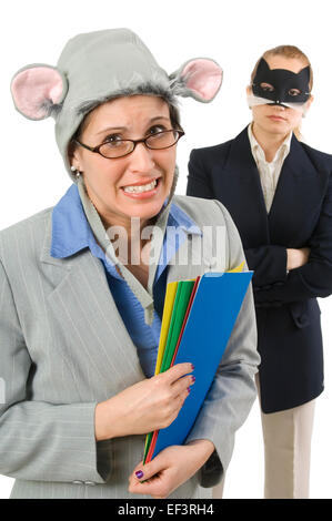 Geschäftsfrau mit Maus Hut von Frau mit Katzenmaske gefangen Stockfoto