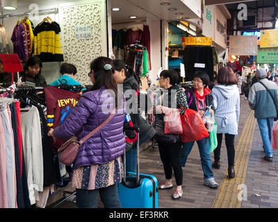 Hong Kong 2015 - Cheung Sha Wan Road-Mode Stockfoto