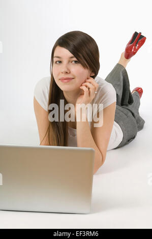 Frau im liegen, während mit einem laptop Stockfoto