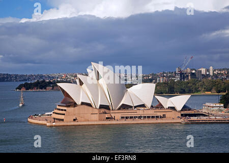 Schwere Regenwolken über der Sydney Opera House, Zentrum Performing Arts in Sydney, New South Wales, Australien Stockfoto