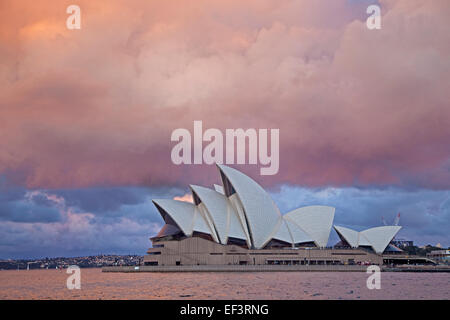 Schwere Regenwolken und nahenden Gewitter über das Opernhaus von Sydney bei Sonnenuntergang, New South Wales, Australia Stockfoto