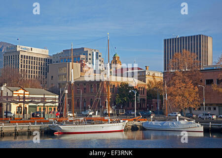 Segelschiff und Yacht im Hafen von Hobart, Tasmanien, Australien angedockt Stockfoto