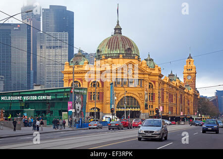 Melbourne Visitor Centre und der Bahnhof Flinders Street, Victoria, Australien Stockfoto